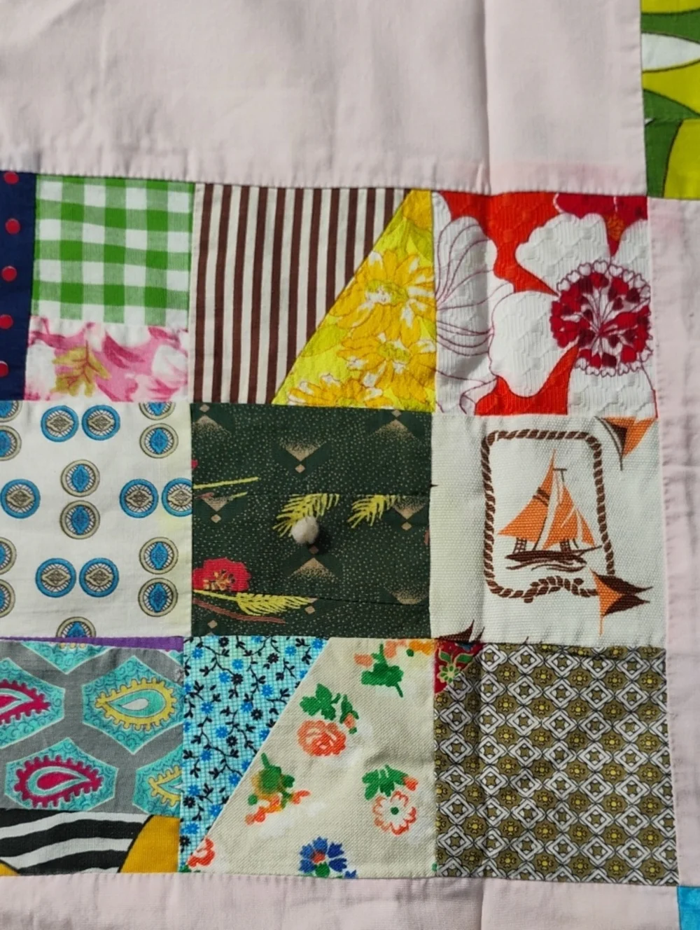 🧵 VINTAGE QUILT  🩷 PATCHWORK LAP QUILT HANDMADE 42